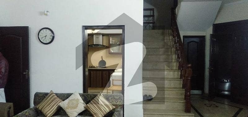 نیو مسلم ٹاؤن - بلاک ڈی نیو مسلم ٹاؤن,لاہور میں 4 کمروں کا 10 مرلہ مکان 5.0 کروڑ میں برائے فروخت۔