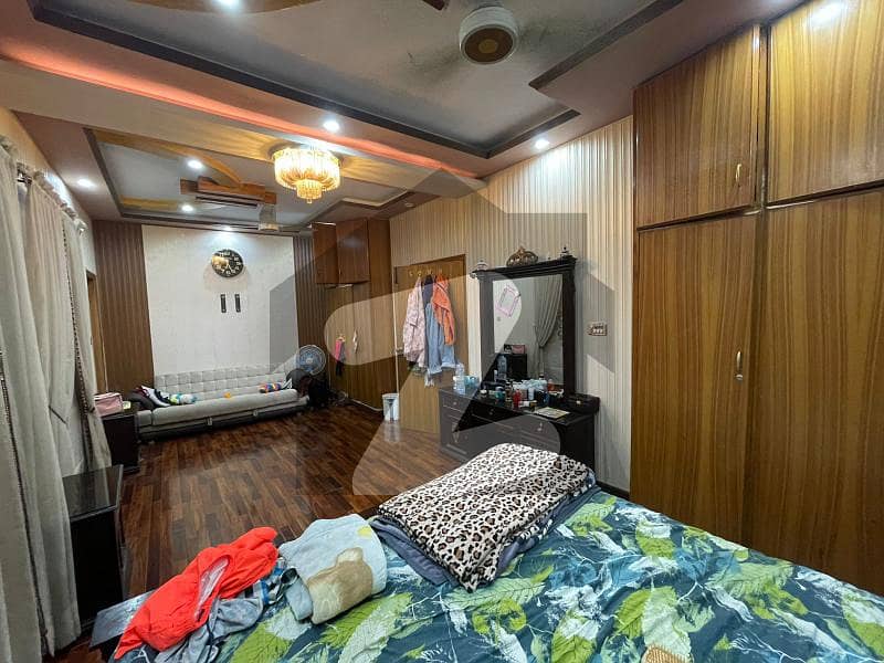 مصطفیٰ ٹاؤن لاہور میں 4 کمروں کا 5 مرلہ مکان 1.8 کروڑ میں برائے فروخت۔