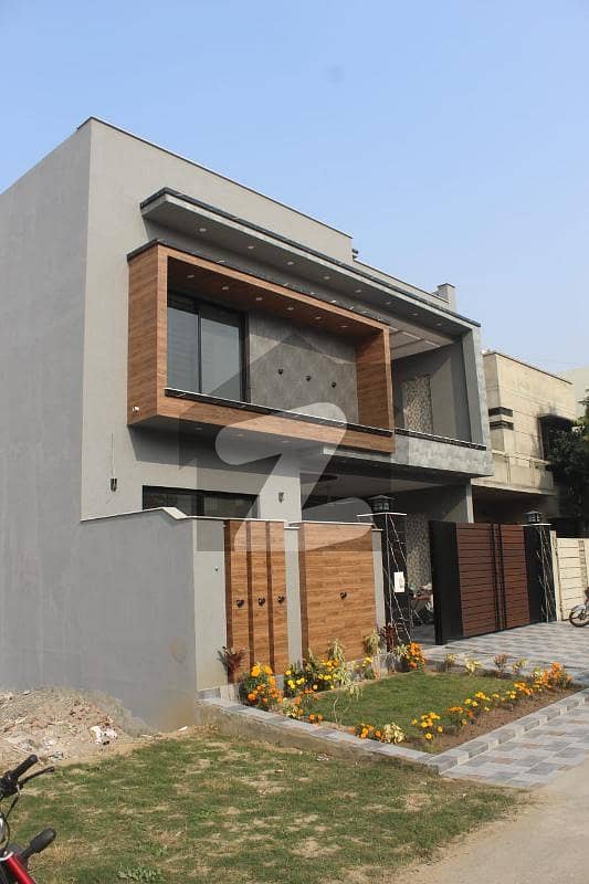 ایل ڈی اے ایوینیو ۔ بلاک ڈی ایل ڈی اے ایوینیو,لاہور میں 5 کمروں کا 10 مرلہ مکان 3.7 کروڑ میں برائے فروخت۔