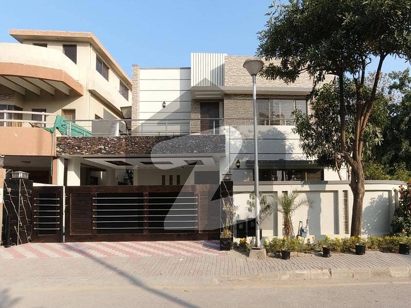 بحریہ ٹاؤن فیز 4 بحریہ ٹاؤن راولپنڈی,راولپنڈی میں 6 کمروں کا 1 کنال مکان 8.5 کروڑ میں برائے فروخت۔