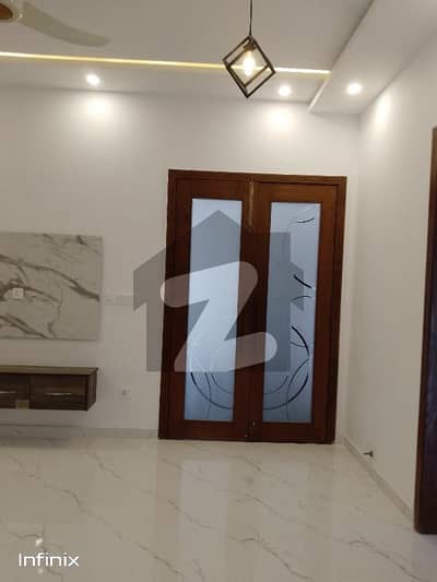 بینکرس ایوینیو کوآپریٹو ہاؤسنگ سوسائٹی لاہور میں 5 کمروں کا 10 مرلہ مکان 3.2 کروڑ میں برائے فروخت۔