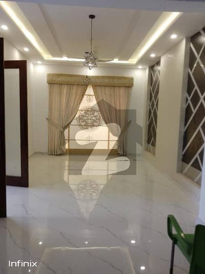 بینکرس ایوینیو کوآپریٹو ہاؤسنگ سوسائٹی لاہور میں 5 کمروں کا 10 مرلہ مکان 3.2 کروڑ میں برائے فروخت۔