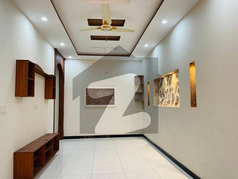ورسک روڈ پشاور میں 6 کمروں کا 4 مرلہ مکان 65.0 ہزار میں کرایہ پر دستیاب ہے۔