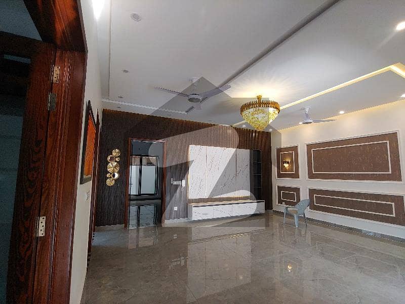 ریل ٹاؤن کینال سٹی لاہور میں 5 کمروں کا 13 مرلہ مکان 5.5 کروڑ میں برائے فروخت۔