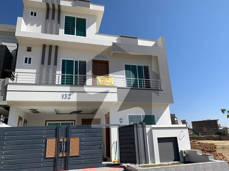 فیصل ٹاؤن - ایف ۔ 18 اسلام آباد میں 5 کمروں کا 8 مرلہ مکان 3.0 کروڑ میں برائے فروخت۔
