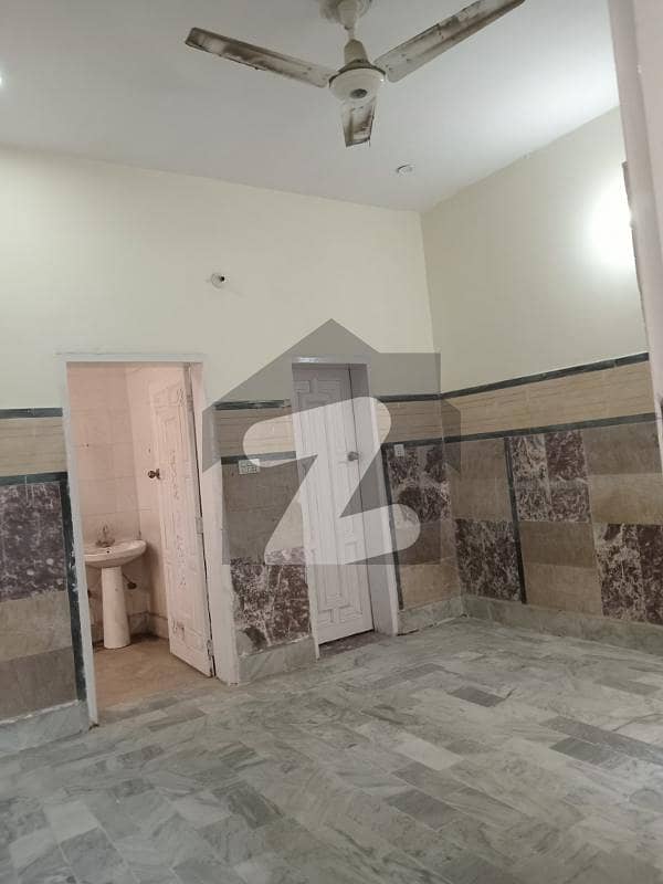 10MARLA UPPER PORTION FOR RENT IN JOHAR TOWN ONLY FOR BECHALORS. Johar Town Phase 1, Johar Town