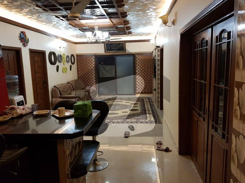 یونیورسٹی روڈ کراچی میں 4 کمروں کا 8 مرلہ فلیٹ 4.0 کروڑ میں برائے فروخت۔