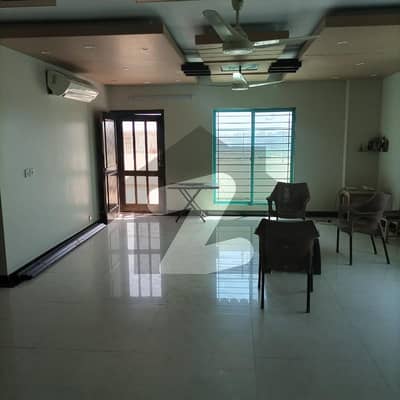 Clifton Frere Town 4 Bedrooms Apartment Available For Sale