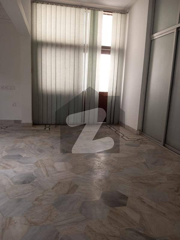Spacious 5-Bedroom House with Parking, Terrace, and Prime Location for Rent