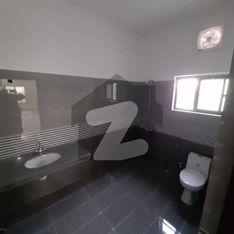1 Kanal Beautiful Upper Portion For Rent In Uet Housing Society.