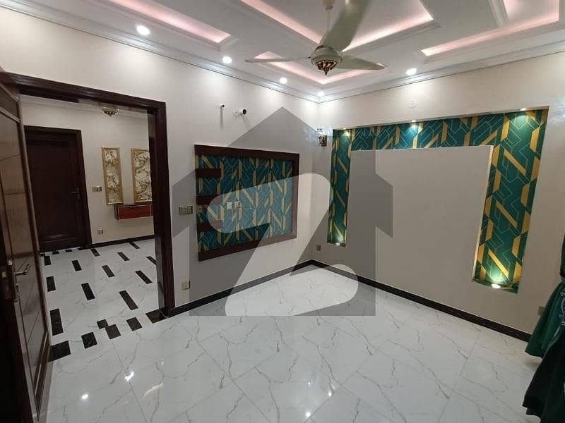 طارق گارڈنز لاہور میں 5 کمروں کا 5 مرلہ مکان 3.3 کروڑ میں برائے فروخت۔
