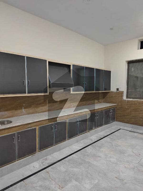 ورسک روڈ پشاور میں 6 کمروں کا 10 مرلہ مکان 65.0 ہزار میں کرایہ پر دستیاب ہے۔