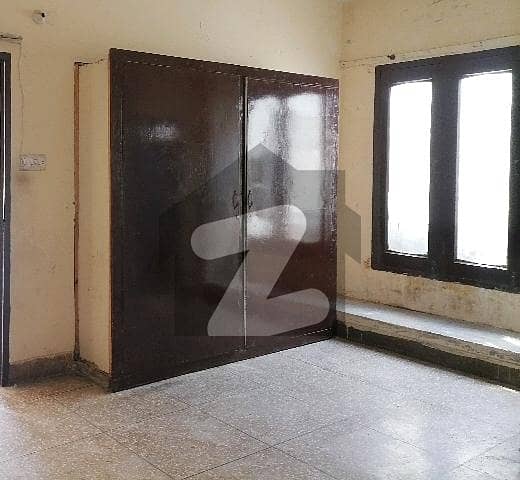 فیصل ٹاؤن ۔ بلاک سی فیصل ٹاؤن,لاہور میں 3 کمروں کا 10 مرلہ مکان 1.1 لاکھ میں کرایہ پر دستیاب ہے۔