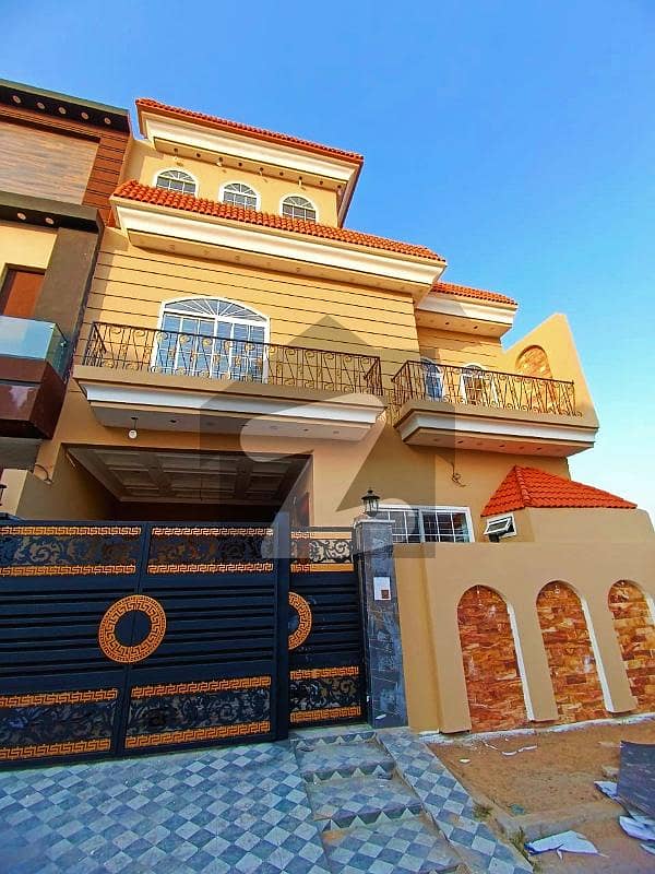 سٹی ولاز وزیر آباد روڈ,سیالکوٹ میں 4 کمروں کا 5 مرلہ مکان 2.5 کروڑ میں برائے فروخت۔