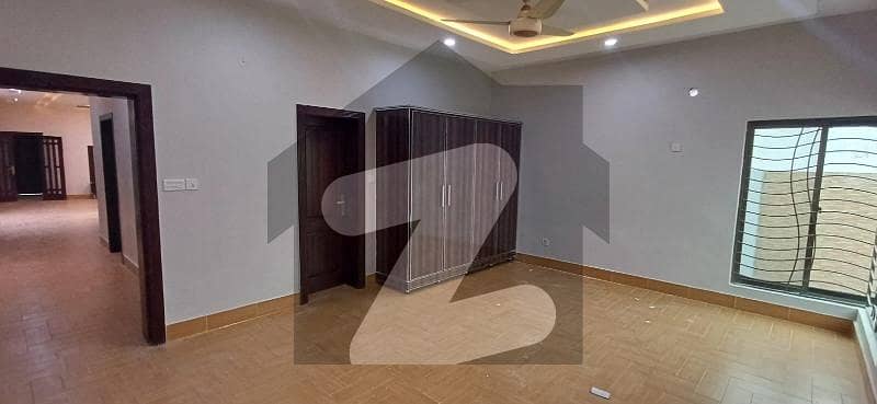 طارق گارڈنز لاہور میں 5 کمروں کا 1 کنال مکان 5.98 کروڑ میں برائے فروخت۔