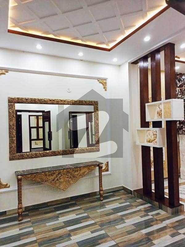 جوہر ٹاؤن لاہور میں 6 کمروں کا 5 مرلہ مکان 2.8 کروڑ میں برائے فروخت۔
