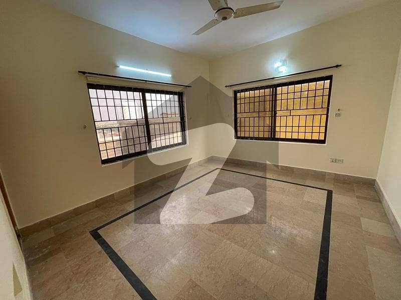 Luxurious 6-Bedroom House In The Heart Of Gulistan Colony!