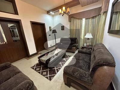 کینٹ لاہور میں 5 کمروں کا 16 مرلہ مکان 8.2 کروڑ میں برائے فروخت۔