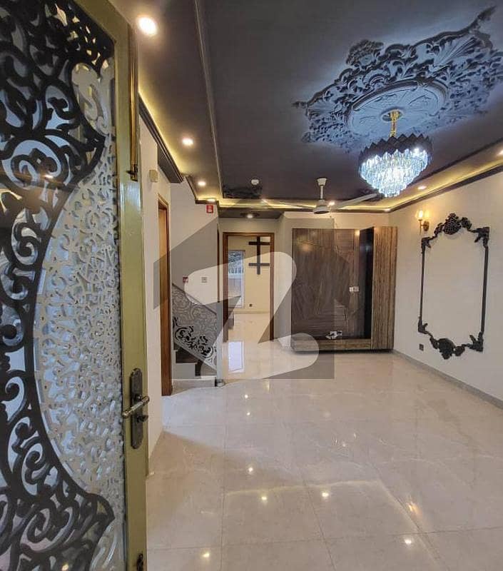 ڈی ایچ اے 9 ٹاؤن ۔ بلاک سی ڈی ایچ اے 9 ٹاؤن,ڈیفنس (ڈی ایچ اے),لاہور میں 3 کمروں کا 5 مرلہ مکان 2.65 کروڑ میں برائے فروخت۔