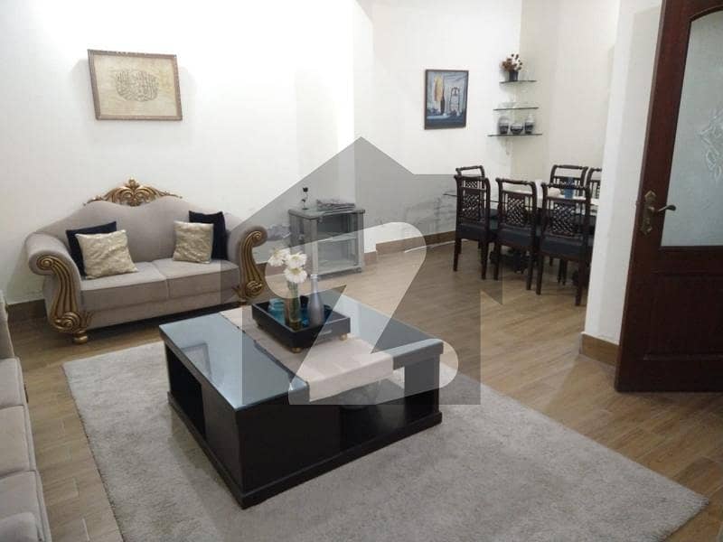 کینال روڈ فیصل آباد میں 5 کمروں کا 9 مرلہ مکان 4.0 کروڑ میں برائے فروخت۔