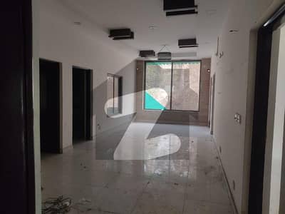 گلبرگ 3 گلبرگ,لاہور میں 11 کمروں کا 2 کنال دفتر 10.0 لاکھ میں کرایہ پر دستیاب ہے۔