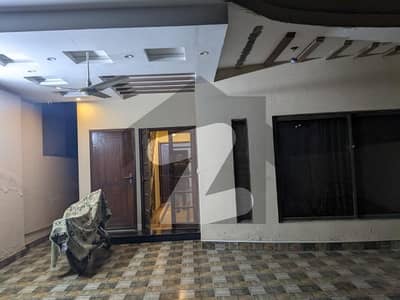 پی آئی اے ہاؤسنگ سکیم لاہور میں 4 کمروں کا 10 مرلہ مکان 3.5 کروڑ میں برائے فروخت۔