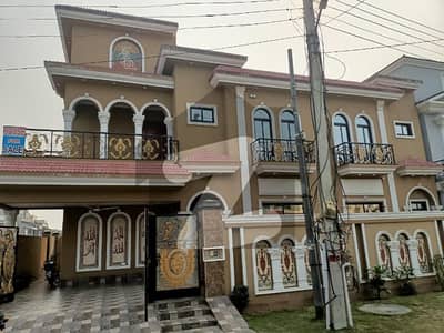 طارق گارڈنز لاہور میں 5 کمروں کا 10 مرلہ مکان 4.75 کروڑ میں برائے فروخت۔