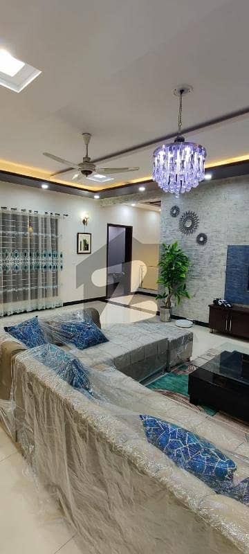 ایل ڈی اے ایوینیو لاہور میں 7 کمروں کا 1 کنال مکان 5.5 کروڑ میں برائے فروخت۔