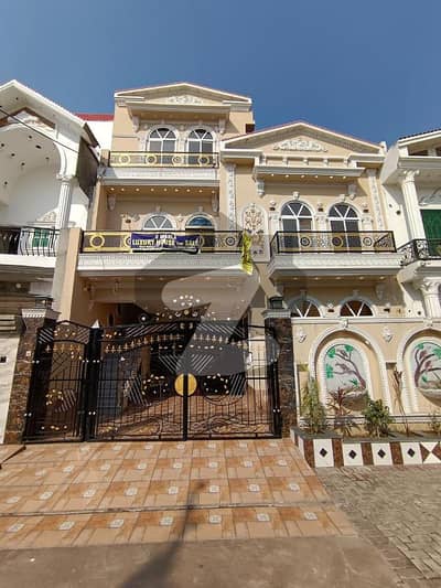 الرحمان گارڈن فیز 2 الرحمان گارڈن,لاہور میں 5 کمروں کا 8 مرلہ مکان 2.95 کروڑ میں برائے فروخت۔