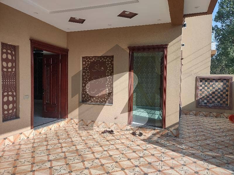 10 MARLA SPECIOUS HOUSE NEAR TO PARK & AMENITIES| SUPER HOT LOCATION| OWNER BUILT