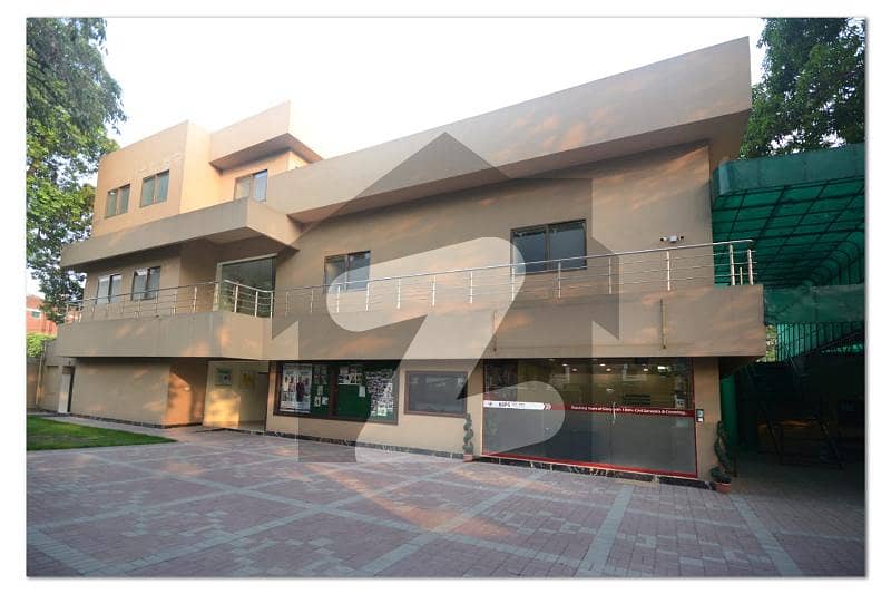 گلبرگ 3 گلبرگ,لاہور میں 11 کمروں کا 2 کنال عمارت 9.5 لاکھ میں کرایہ پر دستیاب ہے۔