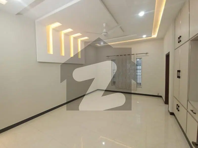1 Kanal Beautiful Upper Portion Available for Rent