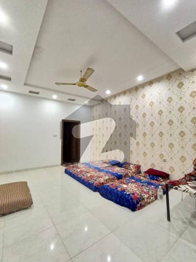 خیابان کالونی 2 فیصل آباد میں 5 کمروں کا 10 مرلہ مکان 2.9 کروڑ میں برائے فروخت۔