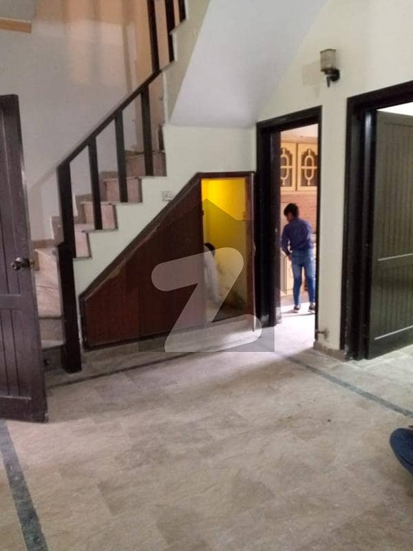 جوہر ٹاؤن فیز 2 - بلاک آر1 جوہر ٹاؤن فیز 2,جوہر ٹاؤن,لاہور میں 4 کمروں کا 3 مرلہ مکان 75.0 ہزار میں کرایہ پر دستیاب ہے۔