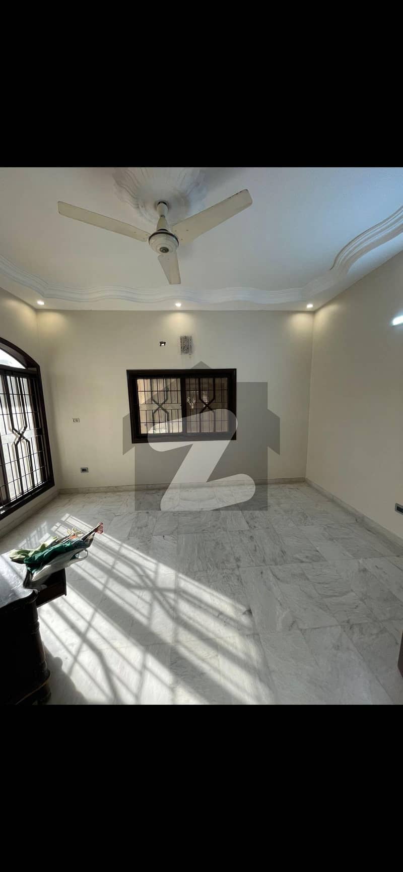 کلفٹن ۔ بلاک 5 کلفٹن,کراچی میں 8 کمروں کا 10 مرلہ مکان 3.5 لاکھ میں کرایہ پر دستیاب ہے۔