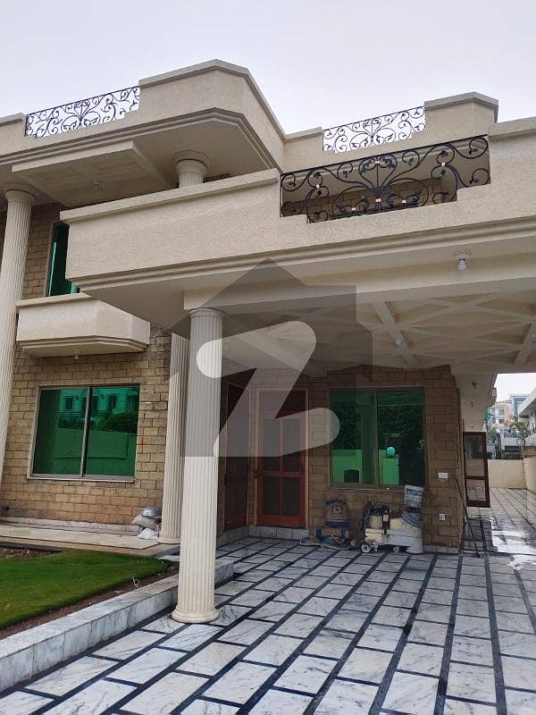 Beautiful 2 Kanal Double Storey House Available For Rent In G11 Islamabad At Big Street, 6 Bedrooms With Bathrooms, 2 Drawing, 2 Dining, 2 TVL, Kitchen, 3 Car Porch, With Extra Land At Ideal Location.