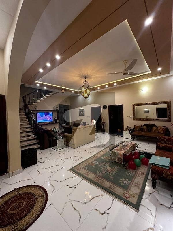 مدینہ ٹاؤن فیصل آباد میں 4 کمروں کا 1 کنال مکان 10.5 کروڑ میں برائے فروخت۔