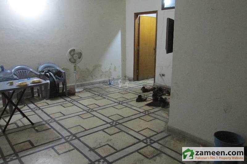 ماڈل ٹاؤن ۔ بلاک کیو ماڈل ٹاؤن لاہور میں 2 کمروں کا 4 مرلہ فلیٹ 43 لاکھ میں برائے فروخت۔