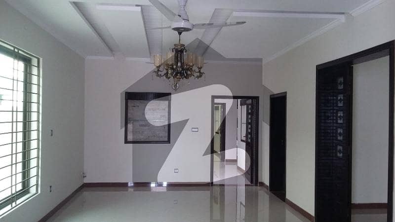 F-10 Beautiful Live able House 1022,sqyd For Sale