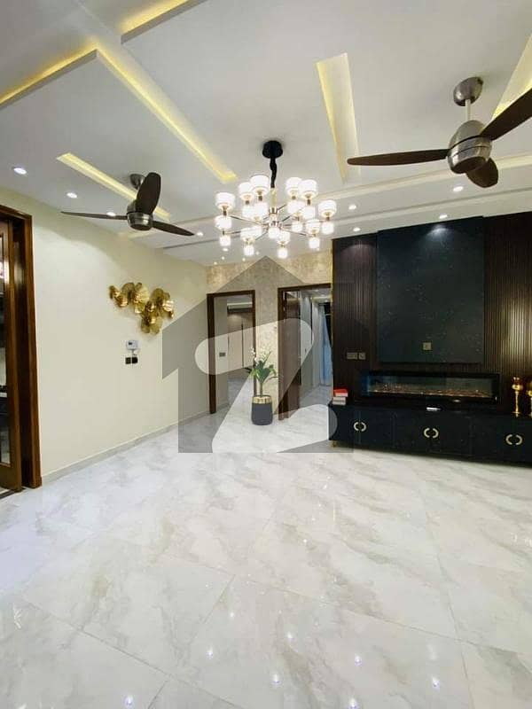 بحریہ ٹاؤن سیکٹر ای بحریہ ٹاؤن,لاہور میں 5 کمروں کا 10 مرلہ مکان 4.95 کروڑ میں برائے فروخت۔