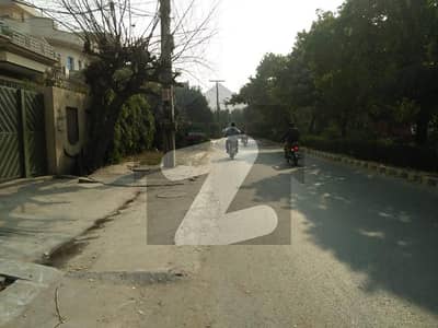 10 Marla Plot For Sale in Qaytum blk