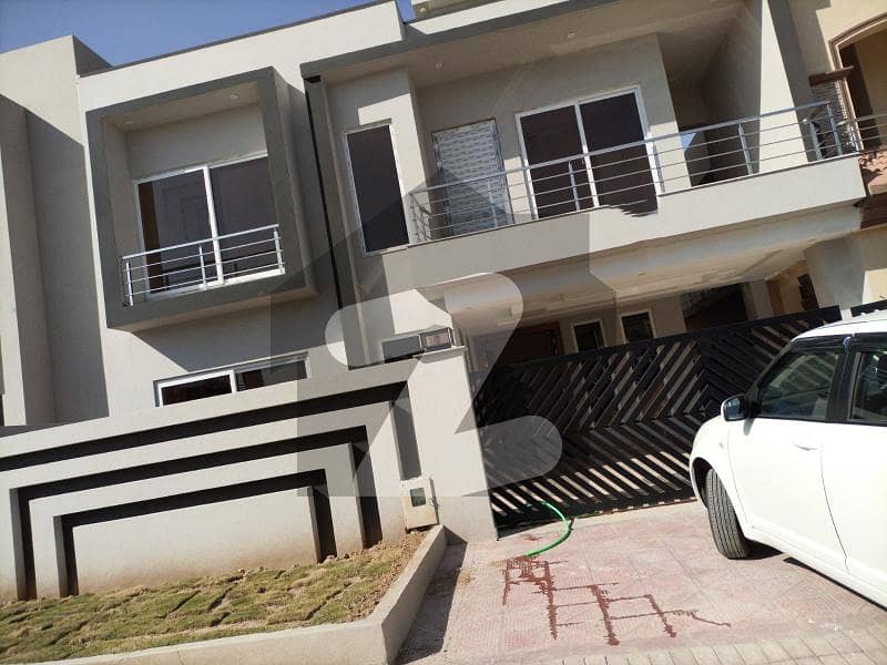 بحریہ ٹاؤن فیز 8 بحریہ ٹاؤن راولپنڈی,راولپنڈی میں 5 کمروں کا 10 مرلہ مکان 3.4 کروڑ میں برائے فروخت۔