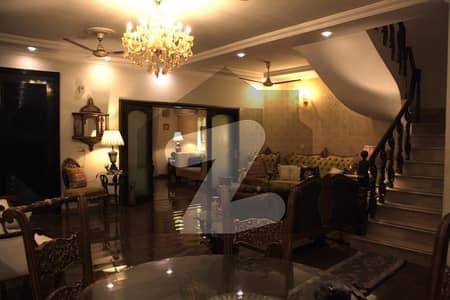 گارڈن ٹاؤن - اتاترک بلاک گارڈن ٹاؤن,لاہور میں 4 کمروں کا 10 مرلہ مکان 4.5 کروڑ میں برائے فروخت۔