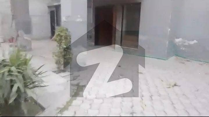 کینٹ لاہور میں 3 کمروں کا 1 کنال مکان 1.5 لاکھ میں کرایہ پر دستیاب ہے۔