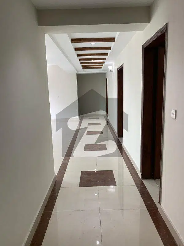 TOP OF LOCATION 10 MARLA 3 BED ROOM APARTMENT FOR RENT BEST