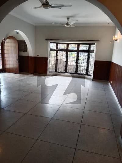 10 Marla Corner, Facing Park, Double Storey House Prime Location For Sale In Wapda Town Phase 1,D3 Block