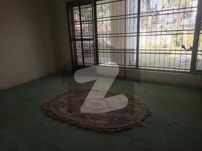 ایف ۔ 10 اسلام آباد میں 3 کمروں کا 1 کنال مکان 3.5 لاکھ میں کرایہ پر دستیاب ہے۔