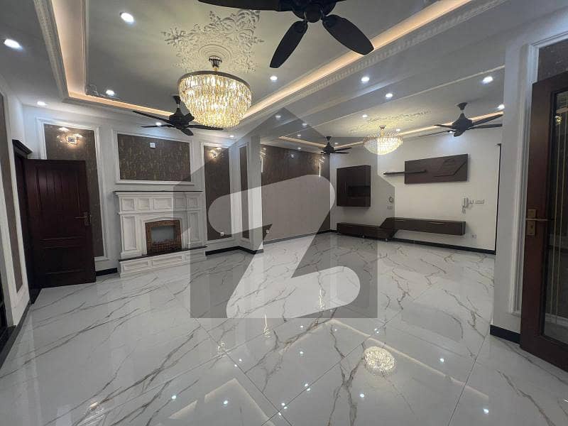 جوہر ٹاؤن لاہور میں 5 کمروں کا 11 مرلہ مکان 5.85 کروڑ میں برائے فروخت۔