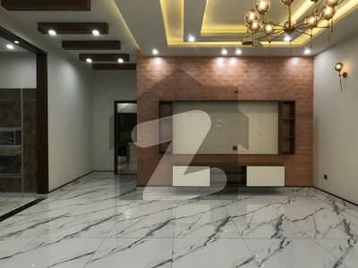 ڈی ایچ اے فیز 8 ڈی ایچ اے ڈیفینس,کراچی میں 6 کمروں کا 1 کنال مکان 18.0 کروڑ میں برائے فروخت۔