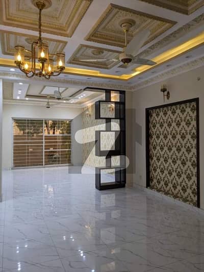 10 MARLA BEAUTIFUL FULL HOUSE FOR RENT PRIME LOCATION BAHRIA TOWN LAHORE